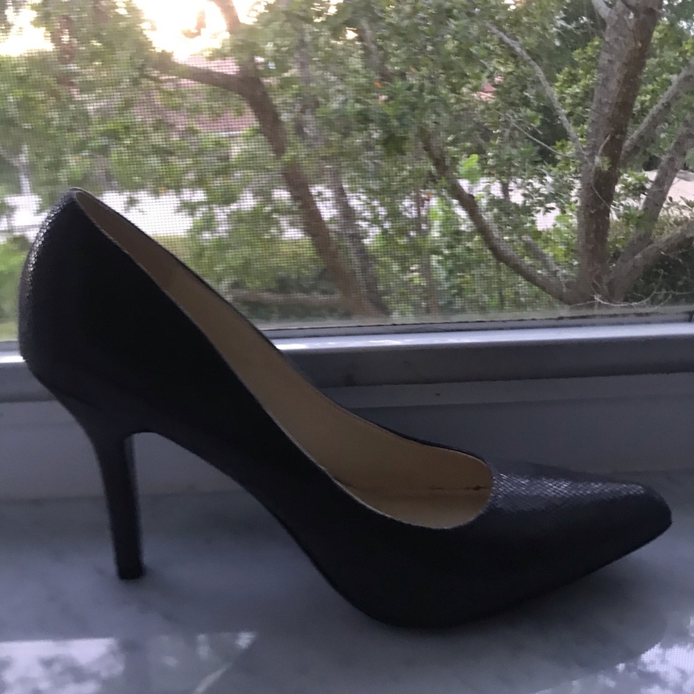 Women’s snakeskin leather fabric heels, size 6.5